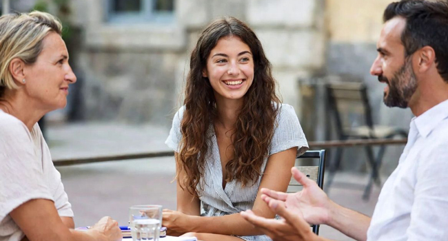  Erwachsene im Gespräch in Nerja während eines LISA! Bildungsurlaubs lernen Spanisch in entspannter Atmosphäre im Alltag