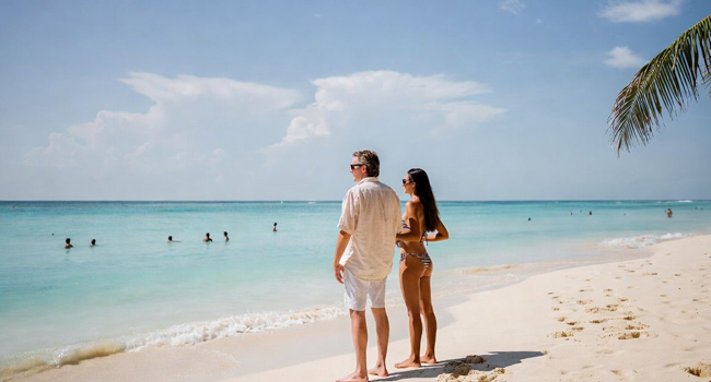  Erwachsene am Strand in Playa del Carmen während eines LISA! Bildungsurlaubs genießen Meer und entspannte Atmosphäre beim Spanischlernen
