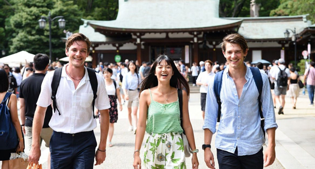 Bildungsurlaub Tokio Japan mit LISA! – Japanisch lernen, Kultur und unvergessliche Erlebnisse Erwachsene in Tokio während eines LISA! Bildungsurlaubs besuchen Tempelanlage und lernen Japanisch im Alltag