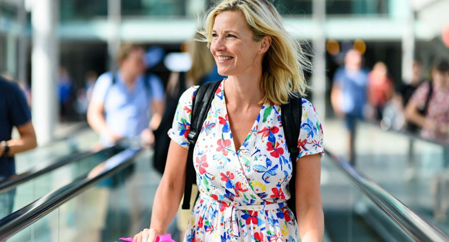  Erwachsene Teilnehmerin mit Koffer bei der Anreise nach Bournemouth während einer LISA! Sprachreise in England