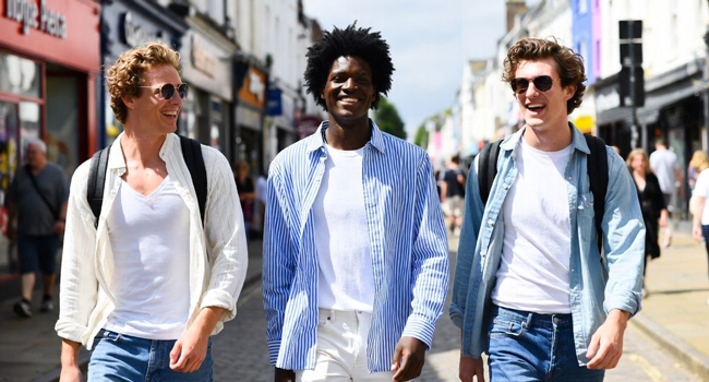 Drei Teilnehmer in der Stadt Bournemouth während einer LISA! Sprachreise in England genießen den Stadtbummel