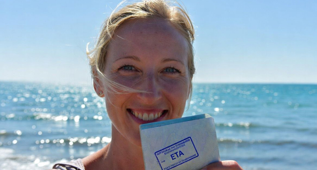 Erwachsene Teilnehmerin mit ETA-Einreisedokument in Bournemouth während einer LISA! Sprachreise in England