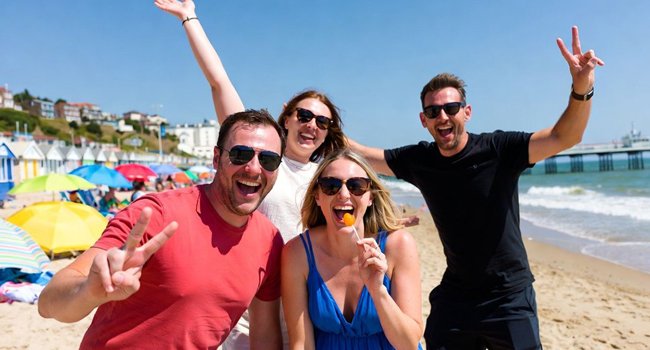 Erwachsene Teilnehmer am Strand in Bournemouth während einer LISA! Sprachreise in England haben Spaß in der Freizeit
