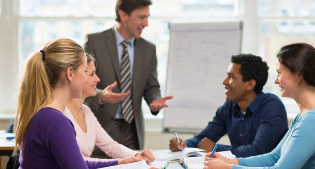 Englischunterricht für Erwachsene in Bournemouth England während einer LISA! Sprachreise mit Lehrer und Teilnehmern