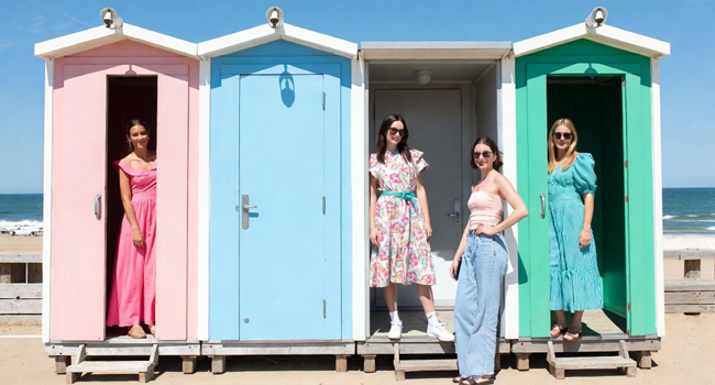 Erwachsene vor bunten Strandhäusern in Bournemouth England während einer LISA! Sprachreise genießen Freizeit am Meer