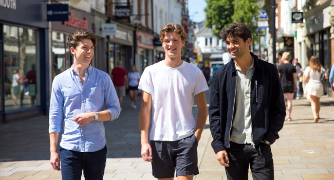 Drei junge Erwachsene in Bournemouth England während einer LISA! Sprachreise erkunden gemeinsam die Stadt