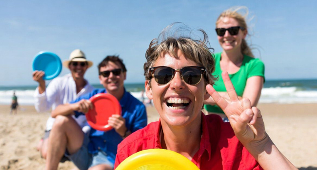  Erwachsene am Strand in Bournemouth England während einer LISA! Sprachreise spielen gemeinsam und genießen Freizeit