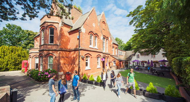  Sprachschule in Bournemouth England mit Teilnehmern im Innenhof während einer LISA! Sprachreise