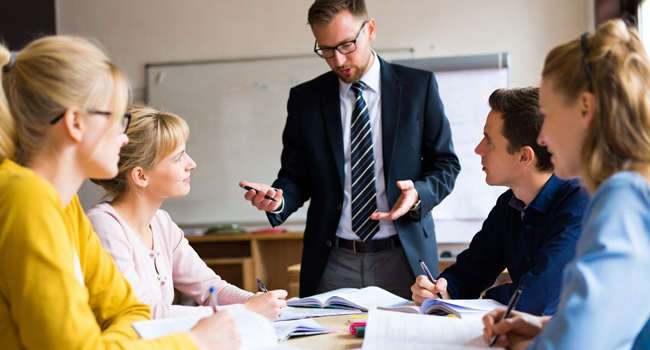  Englischunterricht in Bournemouth England mit Lehrer und Teilnehmern während einer LISA! Sprachreise