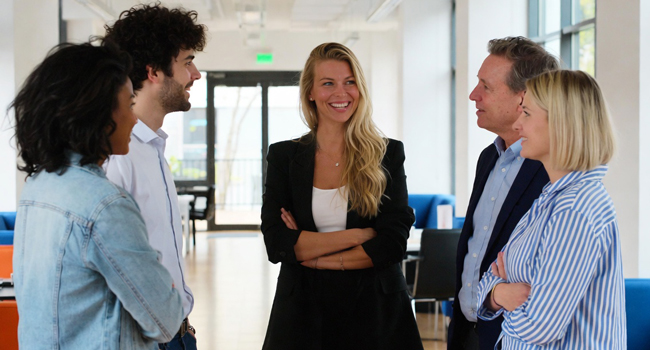 Erwachsene Teilnehmer im Gespräch in Bournemouth England während einer LISA! Sprachreise verbessern ihre Englischkenntnisse