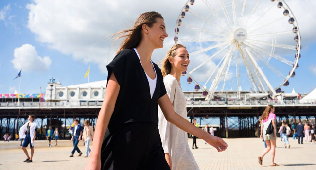 Teilnehmerinnen einer Sprachreise in Bournemouth England spazieren an der Promenade während einer LISA! Sprachreise