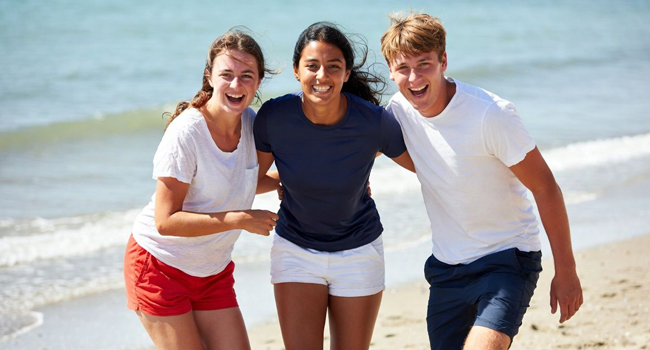  Erwachsene Teilnehmer am Strand in Bournemouth während einer LISA! Sprachreise in England genießen die Zeit