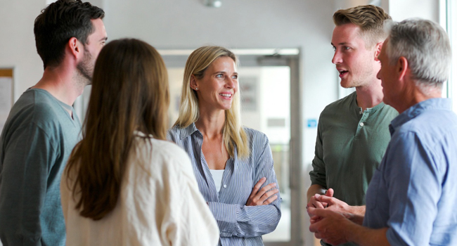 Erwachsene Teilnehmer im Gespräch in der Sprachschule während einer LISA! Sprachreise in England Bournemouth