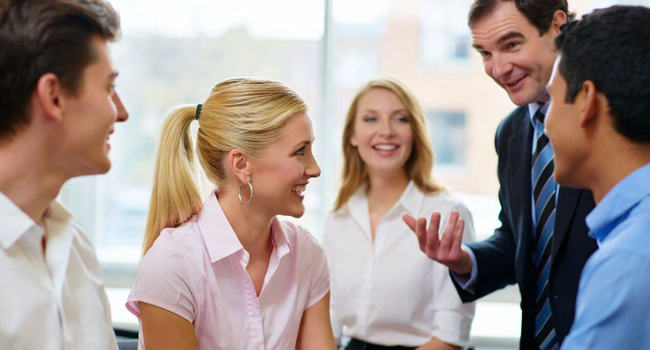 Erwachsene Teilnehmer im Englischunterricht mit Lehrer während einer LISA! Sprachreise in England Bournemouth