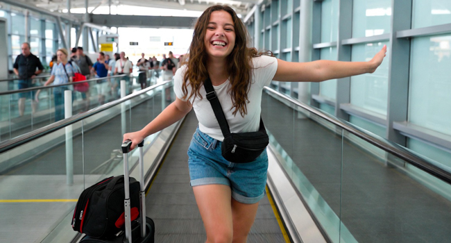 Teilnehmerin mit Koffer bei der Anreise nach Bournemouth während einer LISA! Sprachreise in England