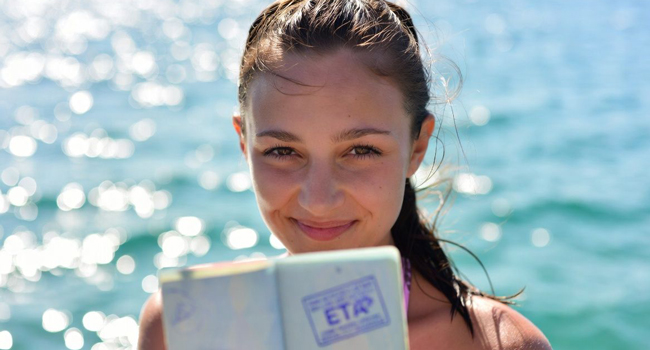 Teilnehmerin mit ETA-Einreisedokument in Bournemouth während einer LISA! Sprachreise in England