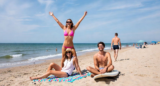 Erwachsene Teilnehmer am Strand in Bournemouth während einer LISA! Sprachreise in England genießen Freizeit und Sonne