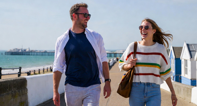 rwachsene Teilnehmer am Meer in Bournemouth während einer LISA! Sprachreise in England beim Spaziergang