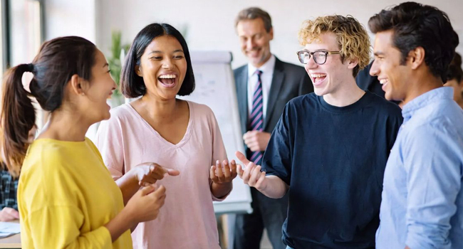 Erwachsene Teilnehmer im Gespräch in der Sprachschule während einer LISA! Sprachreise in England Bournemouth