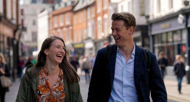 Erwachsene Teilnehmer in Brighton während einer LISA! Sprachreise in England genießen den Stadtspaziergang