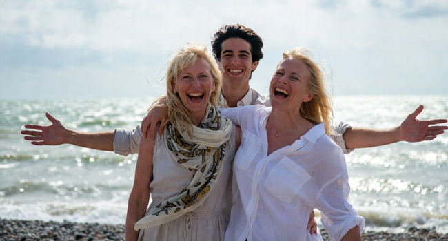 Erwachsene Teilnehmer am Meer in Brighton während einer LISA! Sprachreise in England genießen die Zeit