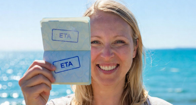 Erwachsene Teilnehmerin mit ETA-Einreisedokument in Brighton während einer LISA! Sprachreise in England