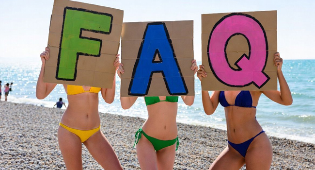  Drei Teilnehmerinnen am Strand in Brighton halten FAQ-Schilder während einer LISA! Sprachreise in England