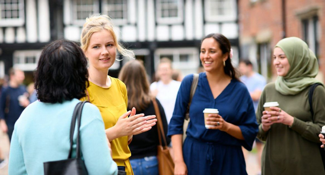  Erwachsene Teilnehmer im Gespräch in Brighton während einer LISA! Sprachreise in England beim Austausch