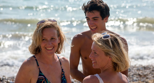 Adult participants at the beach in Brighton enjoying the sea during a LISA! language study holiday in England