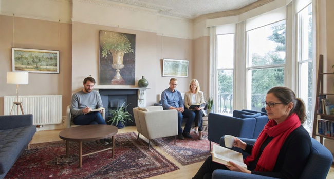  Erwachsene Teilnehmer in der Lounge der Sprachschule während einer LISA! Sprachreise in England Brighton