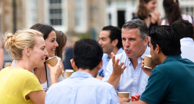 Erwachsene Teilnehmer im Café in Brighton während einer LISA! Sprachreise in England im Gespräch