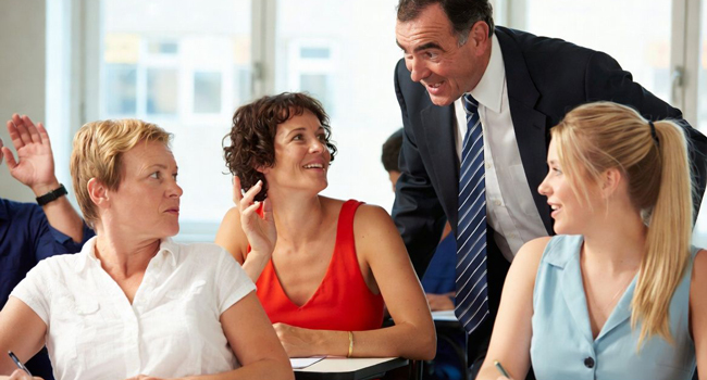  Erwachsene Teilnehmer im Englischunterricht mit Lehrer während einer LISA! Sprachreise in England Brighton