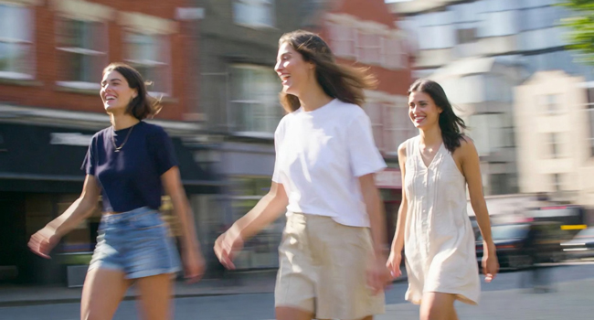 Drei Teilnehmerinnen in Brighton während einer LISA! Sprachreise für Erwachsene in England beim Stadtspaziergang