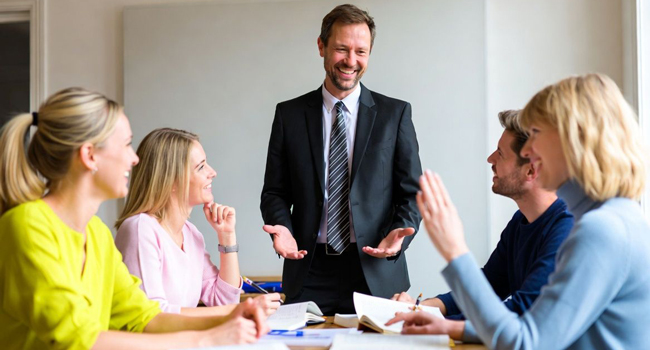 Erwachsene Teilnehmer im Sprachkurs mit Lehrer während einer LISA! Sprachreise in Brighton England