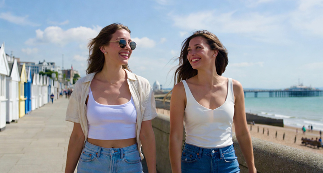 Zwei Teilnehmerinnen auf der Promenade in Brighton während einer LISA! Sprachreise in England genießen den Meerblick