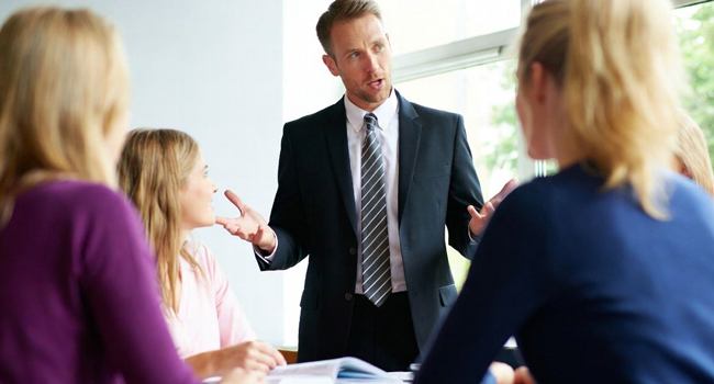 Erwachsene Teilnehmer im Sprachkurs mit Lehrer während einer LISA! Sprachreise in Brighton England