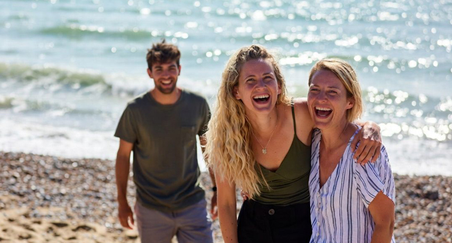 Erwachsene Teilnehmer am Strand in Brighton während einer LISA! Sprachreise in England lachen gemeinsam