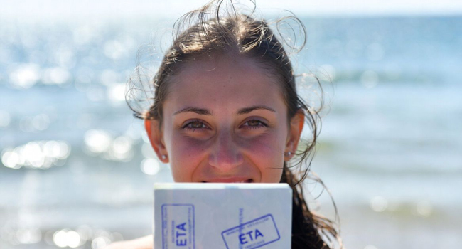 Teilnehmerin mit ETA-Einreisedokument am Strand in Brighton während einer LISA! Sprachreise in England