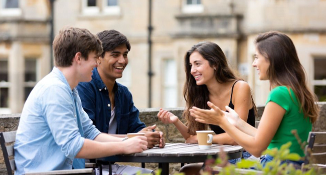 Erwachsene Teilnehmer im Café in Brighton während einer LISA! Sprachreise in England unterhalten sich gemeinsam