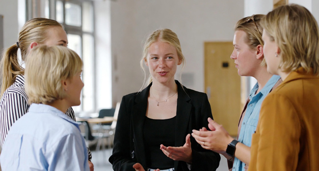 Erwachsene Teilnehmer im Gespräch während eines Sprachkurses in Brighton bei einer LISA! Sprachreise in England