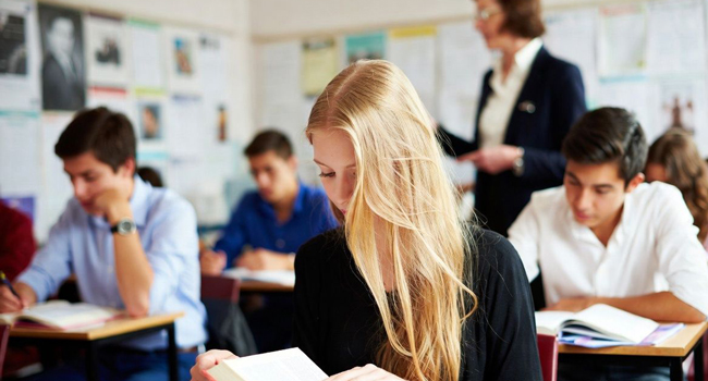Teilnehmer im Englischunterricht in Brighton während einer LISA! Sprachreise in England lernen im Klassenzimmer