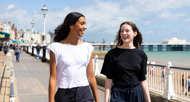  Zwei Teilnehmerinnen auf der Promenade in Brighton beim Pier während einer LISA! Sprachreise in England