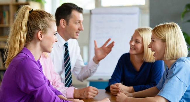  Erwachsene Teilnehmer im Sprachkurs in Brighton während einer LISA! Sprachreise in England lernen gemeinsam in der Gruppe