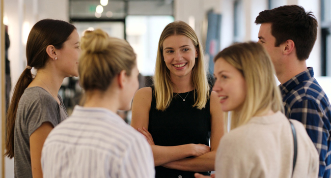  Erwachsene Teilnehmer im Gespräch während einer LISA! Sprachreise in England Brighton im Sprachkurs