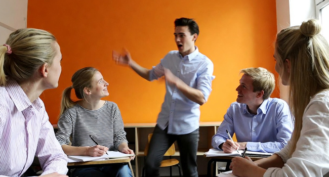 Teilnehmer im Englischkurs mit Lehrer während einer LISA! Sprachreise für Erwachsene in England Brighton