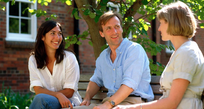 Erwachsene im Bildungsurlaub in Cambridge City England während einer LISA! Sprachreise unterhalten sich im Freien