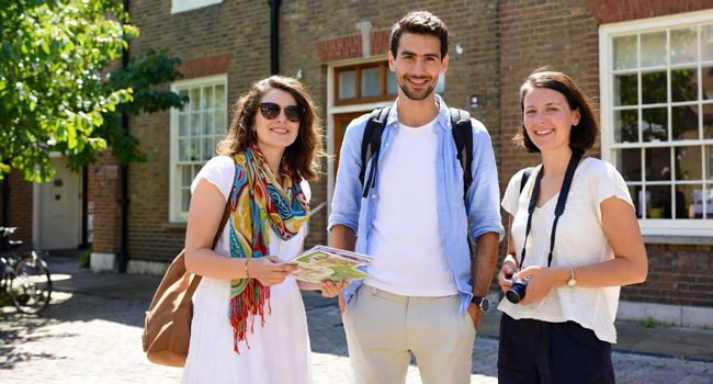  Erwachsene Teilnehmer einer LISA! Sprachreise in Cambridge City England mit Stadtplan entdecken gemeinsam die Umgebung