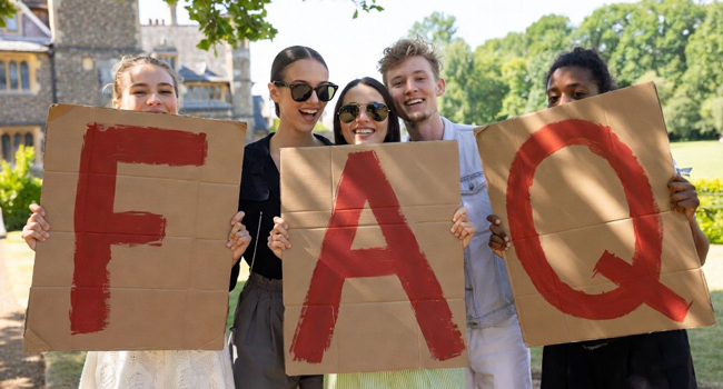 Erwachsene Teilnehmer einer LISA! Sprachreise in Cambridge City England halten FAQ Buchstaben im Park