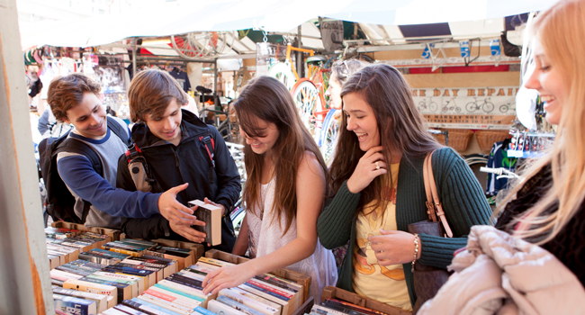  Erwachsene beim Einkaufen auf einem Markt in Cambridge City England während einer LISA! Sprachreise entdecken Bücher und Freizeitangebote
