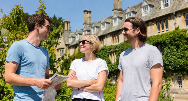  Erwachsene in Cambridge City England mit Stadtplan während einer LISA! Sprachreise entdecken gemeinsam die Umgebung